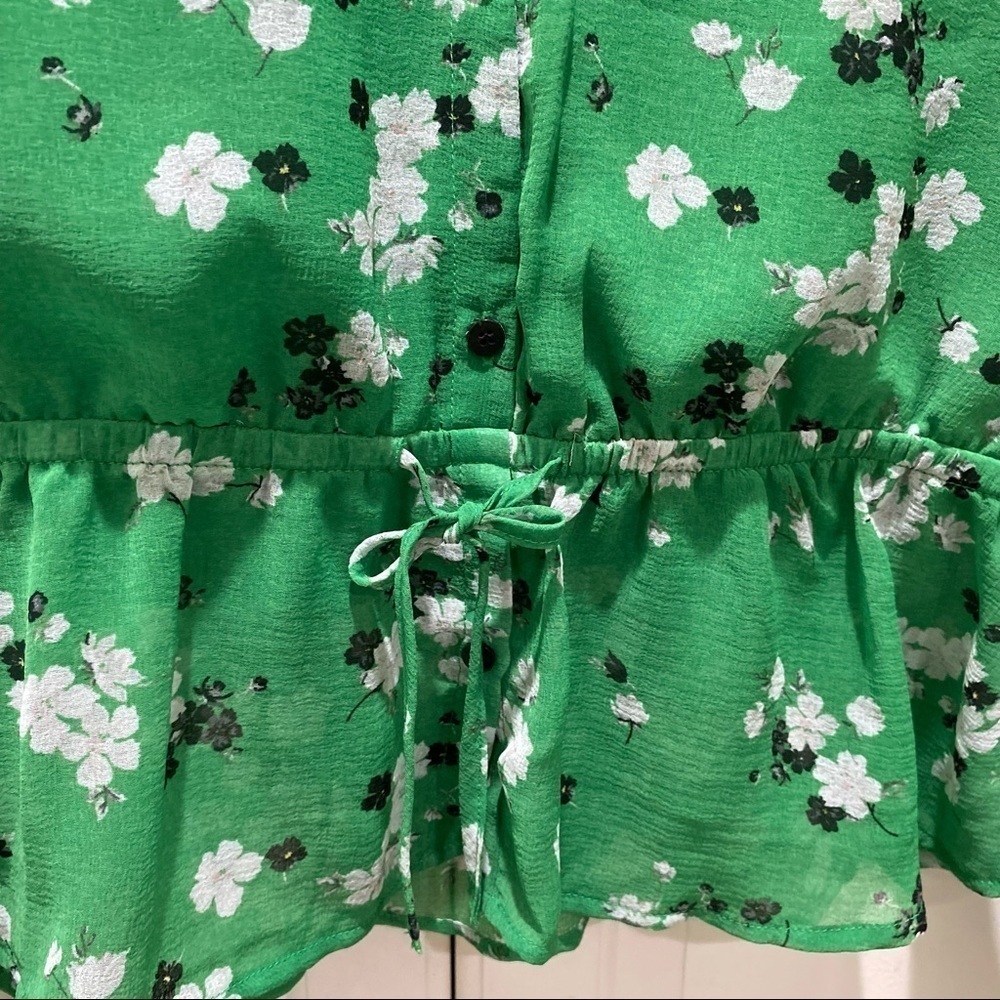 Cupcakes & Cashmere Women’s Leona Green Floral Top Size Small - Picture 6 of 6